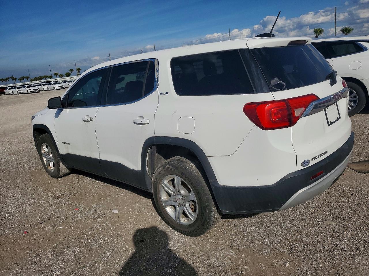 2018 GMC Acadia VIN 1GKKNKLA0JZ182200 photo 2