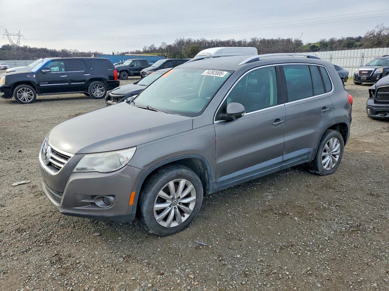 2011 Volkswagen Tiguan VIN WVGBV7AX1BW552908 photo 1