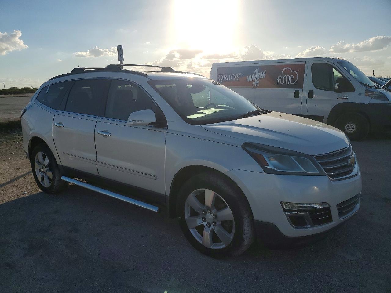 2015 Chevrolet Traverse VIN 1GNKRJKD0FJ205512 photo 4
