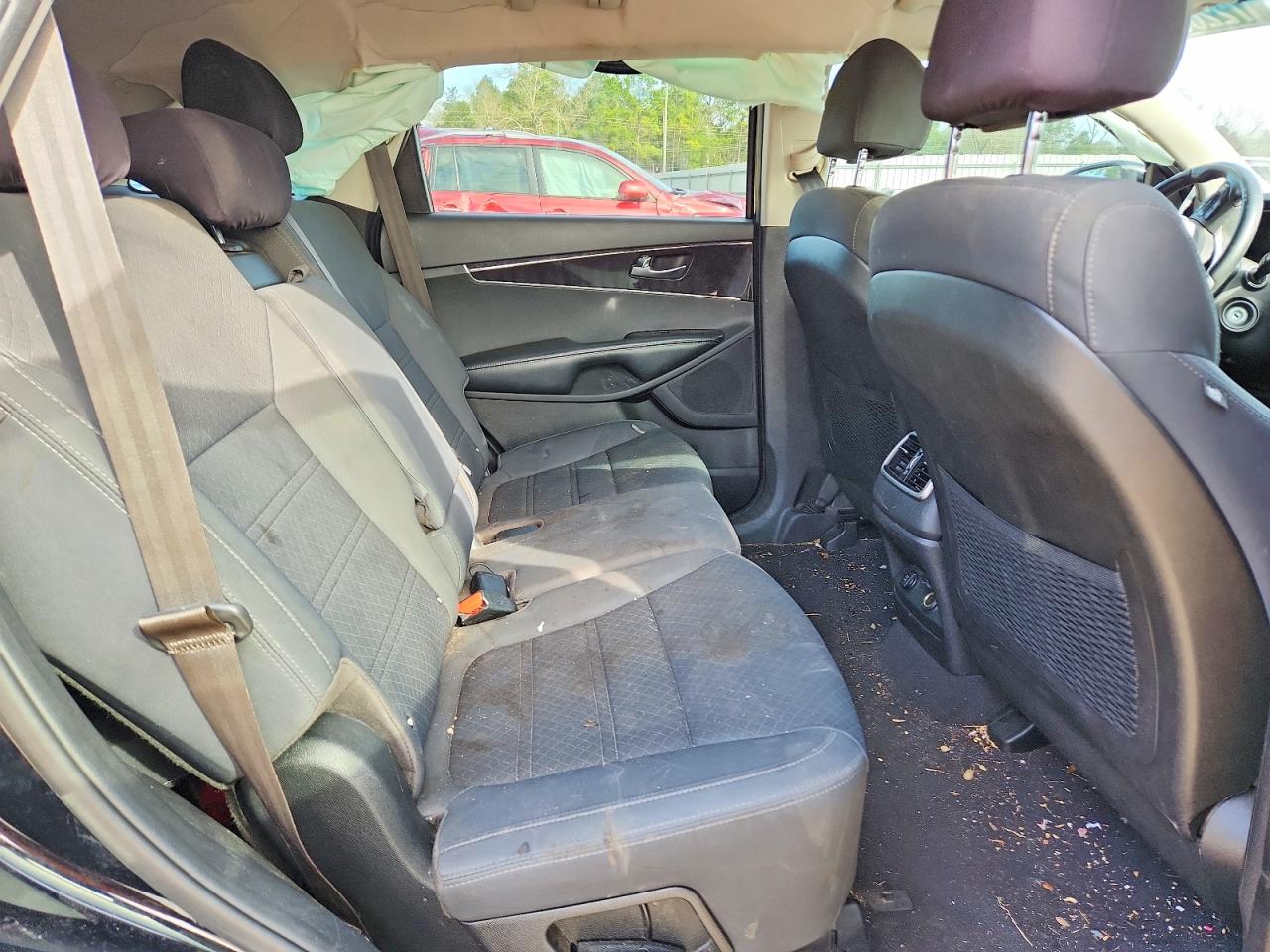 2018 Kia Sorento VIN 5XYPG4A38JG357531 photo 11