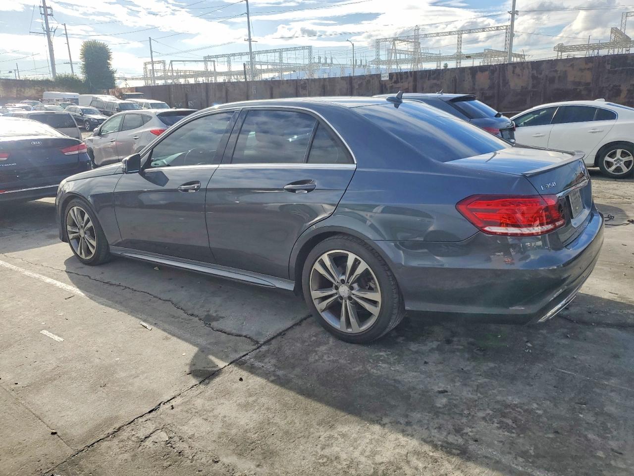 2015 Mercedes-Benz E-class VIN WDDHF5KB0FB091352 photo 2