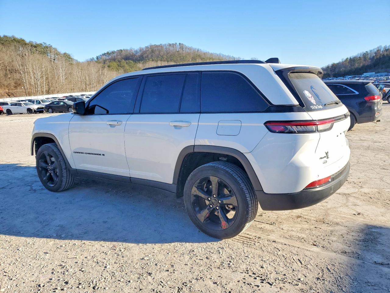 2023 JEEP Cherokee VIN 1C4RJHAG6PC554831 photo 2