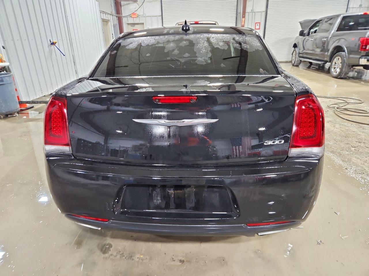 2018 Chrysler 300 VIN 2C3CCAAG0JH320989 photo 6