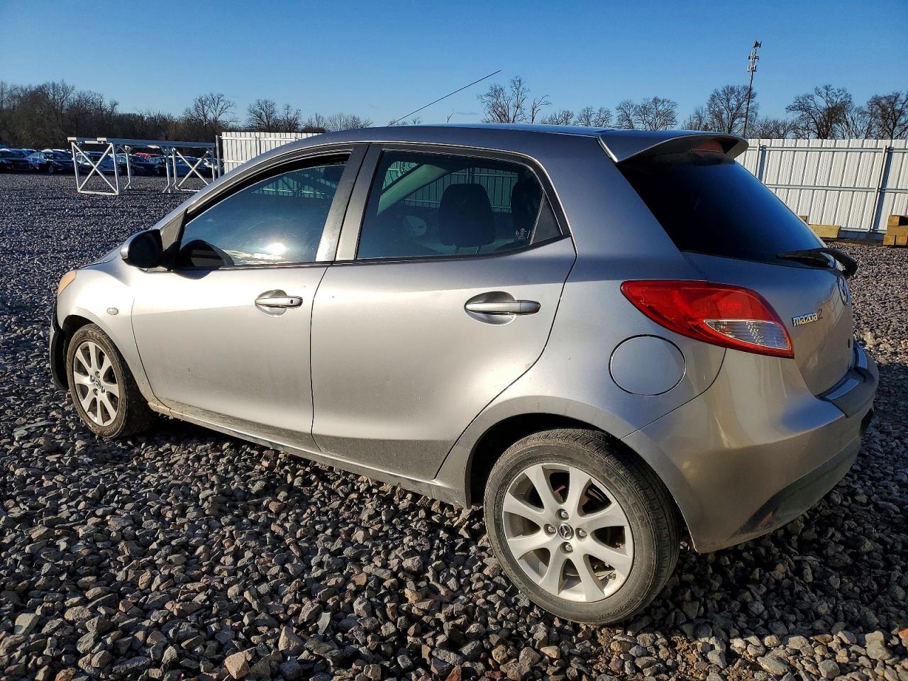 2014 Mazda 2 VIN JM1DE1LY1E0174709 photo 2