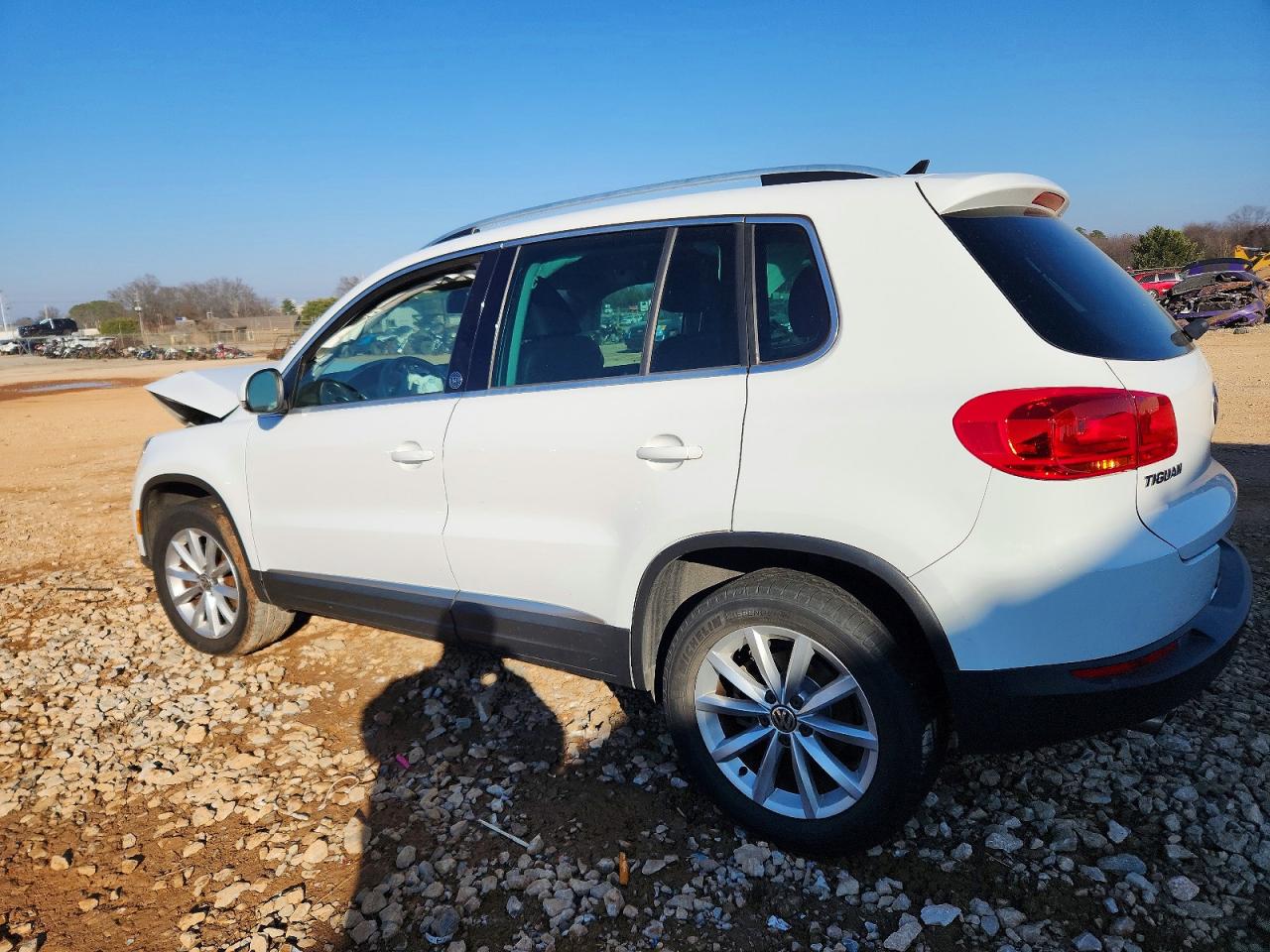 2017 Volkswagen Tiguan VIN WVGSV7AX4HK009746 photo 2