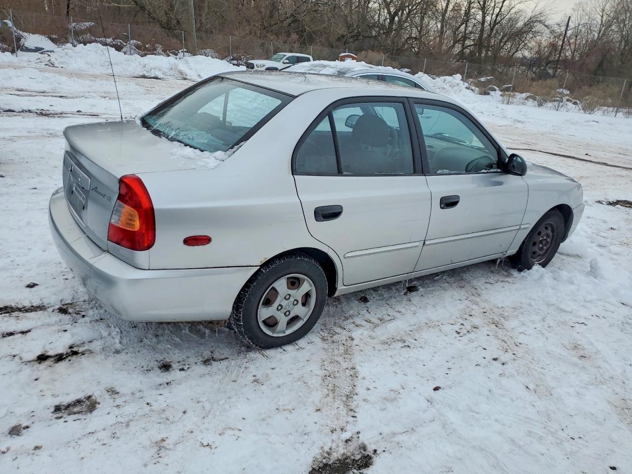 2002 Hyundai Accent VIN KMHCG45C02U325127 photo 3