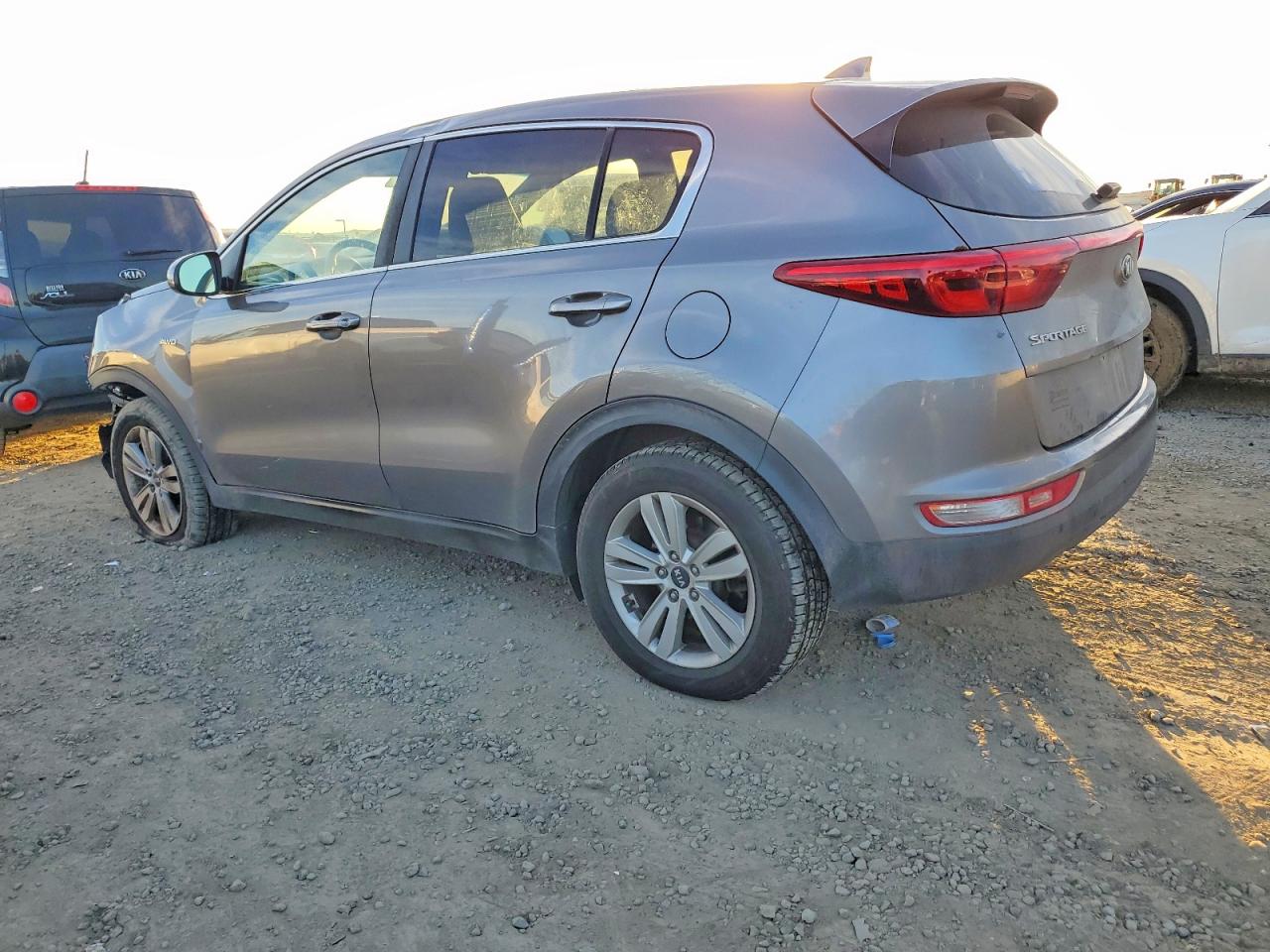 2018 Kia Sportage VIN KNDPMCAC0J7352131 photo 2