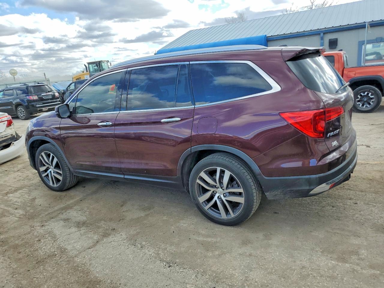 2017 Honda Pilot VIN 5FNYF6H93HB062612 photo 2