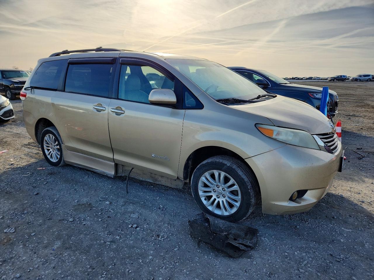 2011 Toyota All models VIN 5TDYK3DC2BS108509 photo 4
