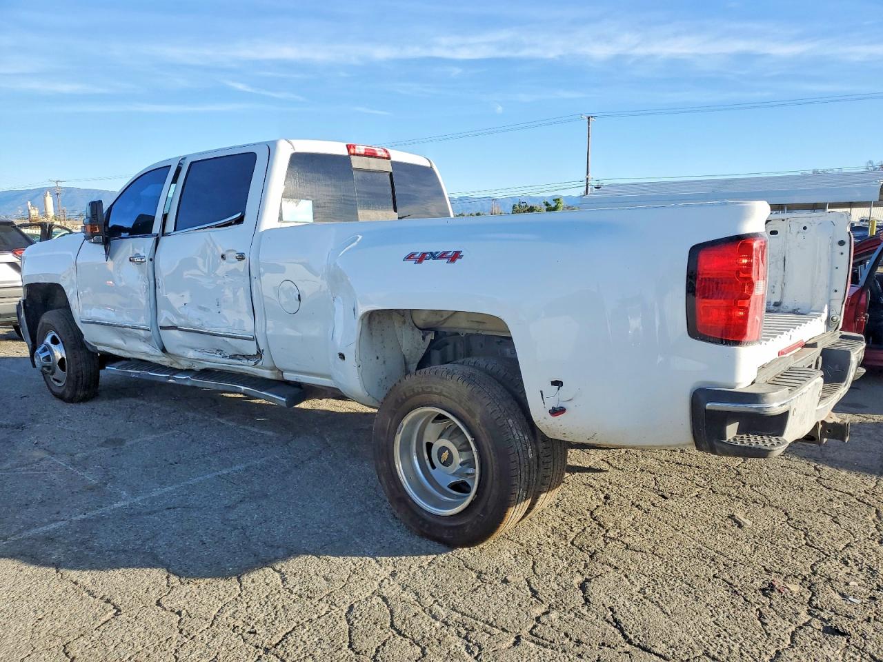 2015 Chevrolet All models VIN 1GC4K0C81FF557762 photo 2