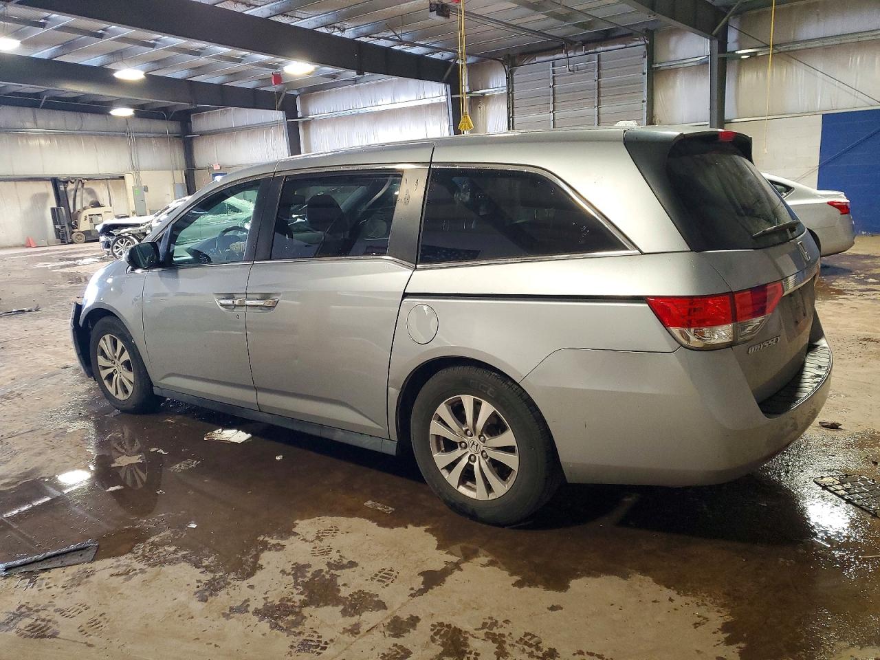 2017 Honda Odyssey VIN 5FNRL5H61HB019724 photo 2