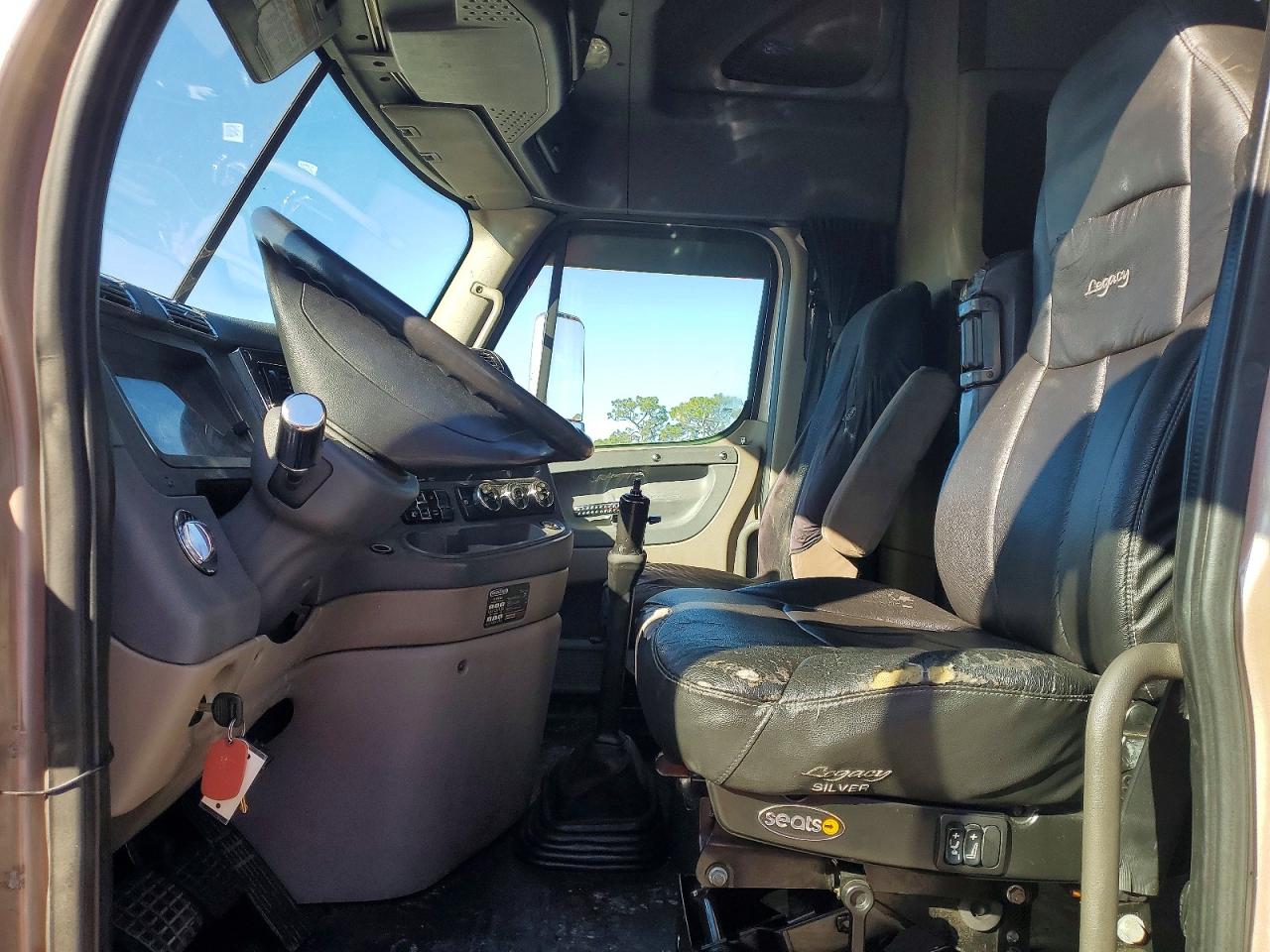 2009 FREIGHTLINER All models VIN 1FUJGLDR29LAL8539 photo 5