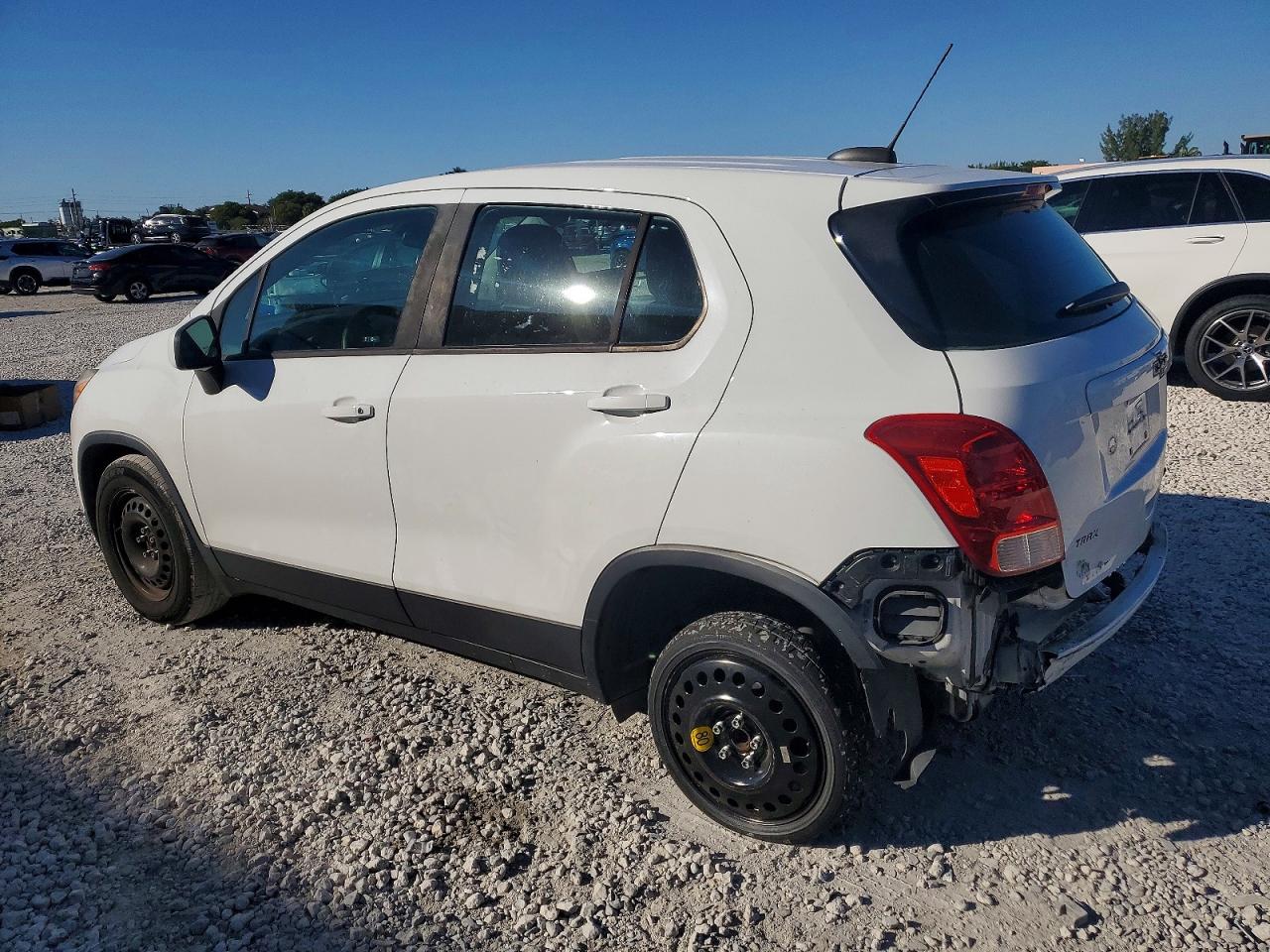 2017 Chevrolet Trax VIN KL7CJKSB3HB104581 photo 2