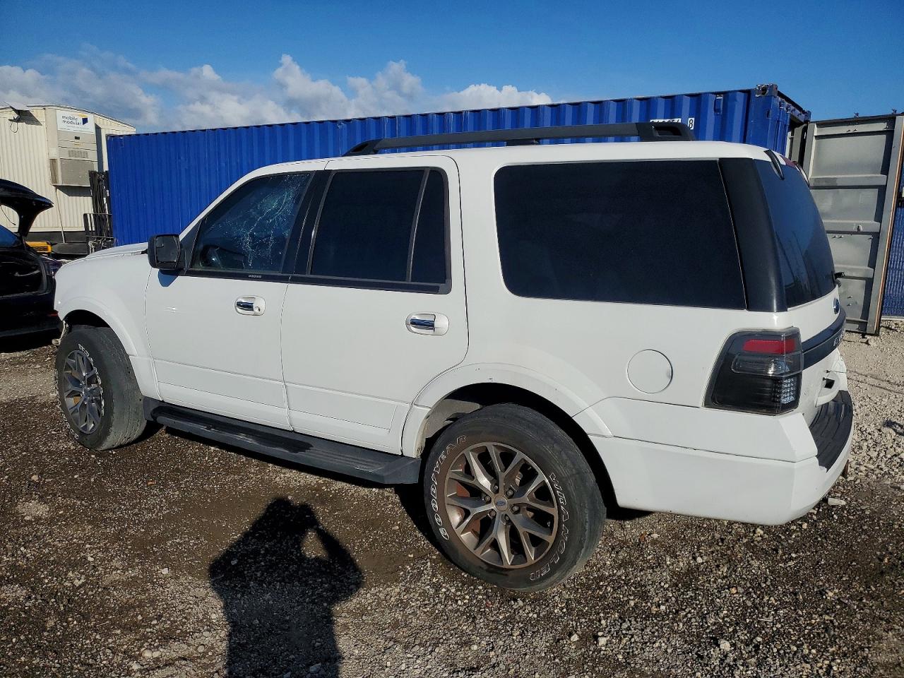 2015 Ford Expedition VIN 1FMJU1HT1FEF18896 photo 2