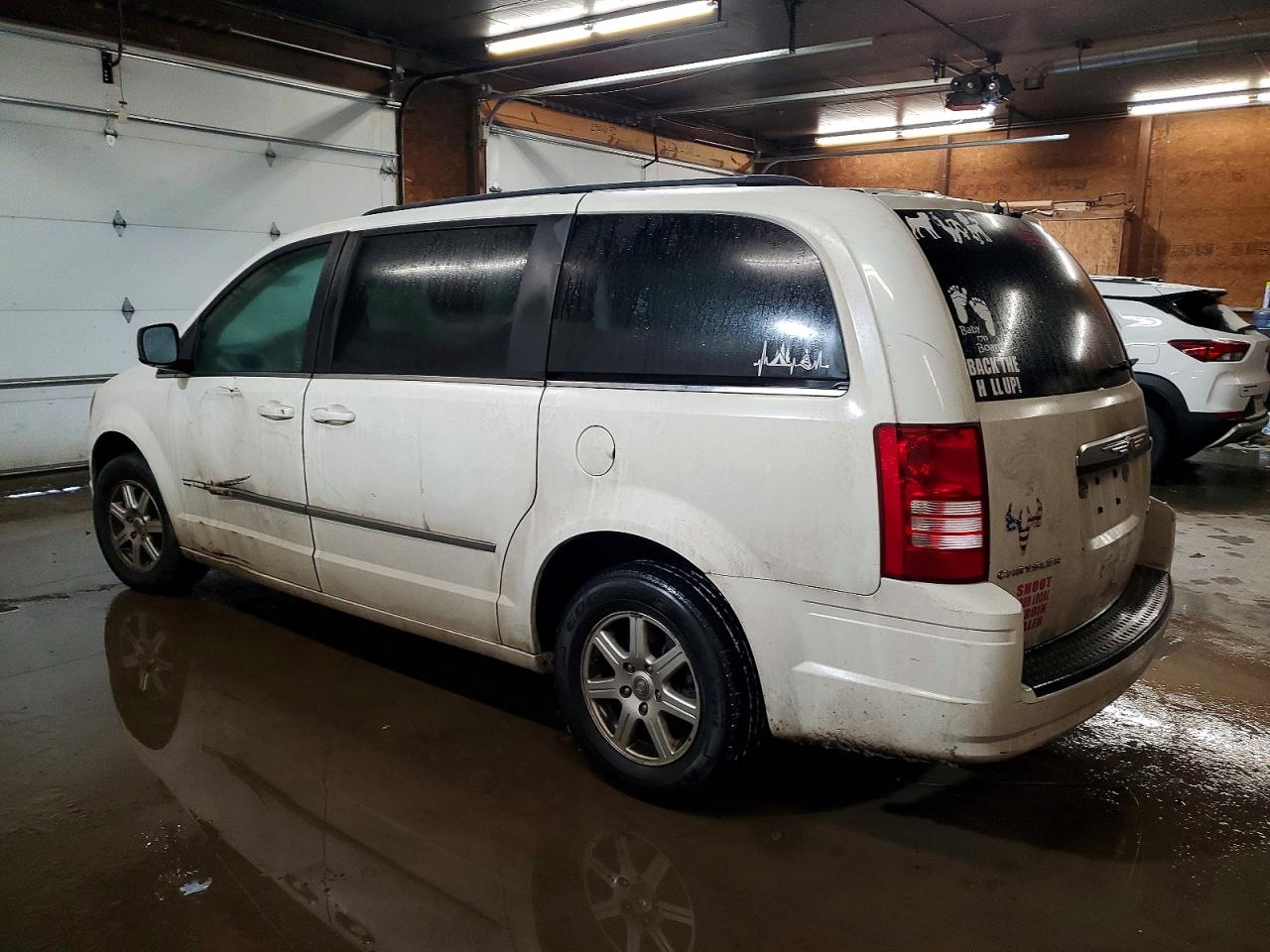 2010 Chrysler Minivan VIN 2A4RR5D14AR232275 photo 2