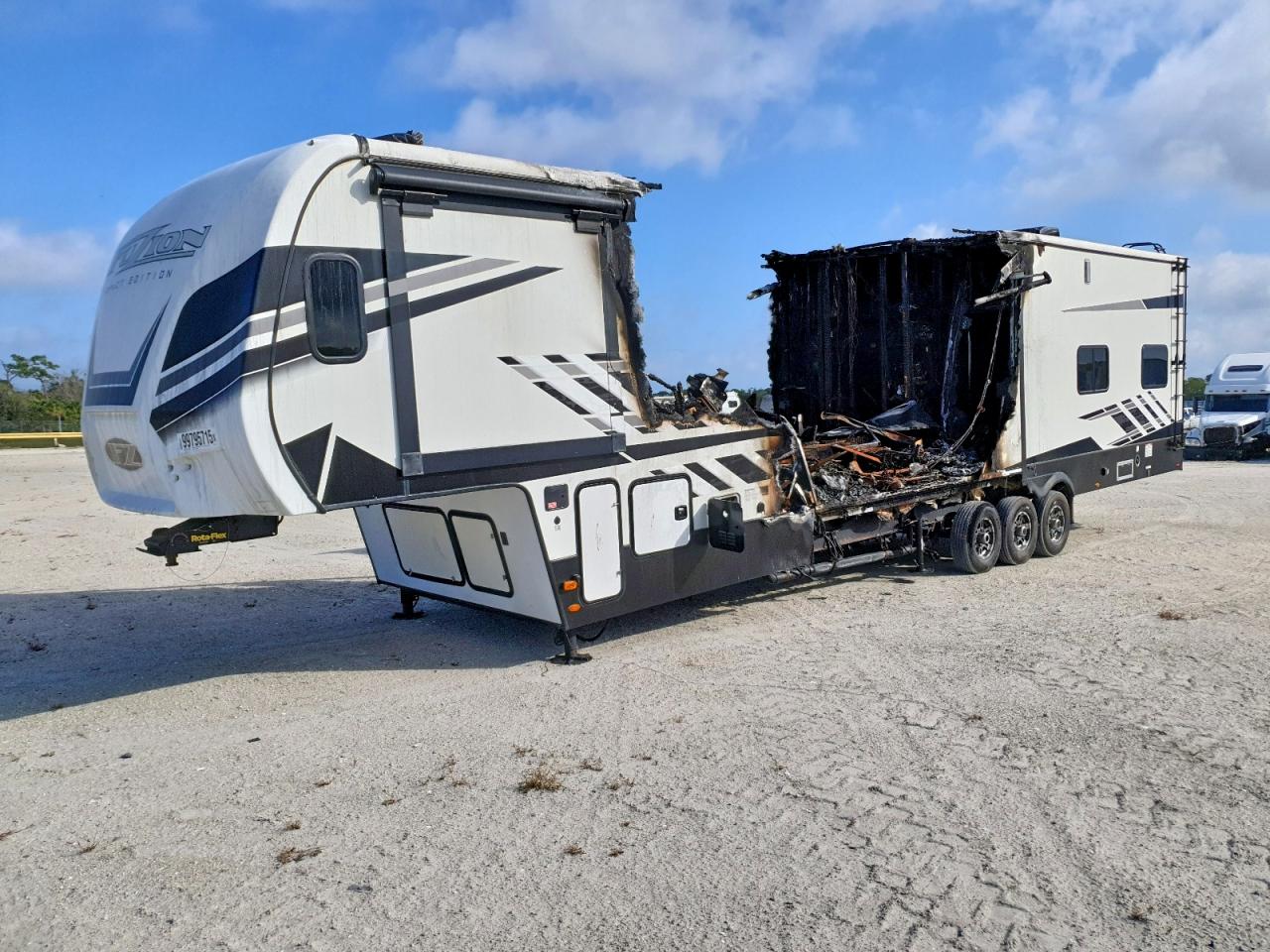 2022 DUTCHMAN Impact VIN 4YDF1PV30NF815447 photo 2