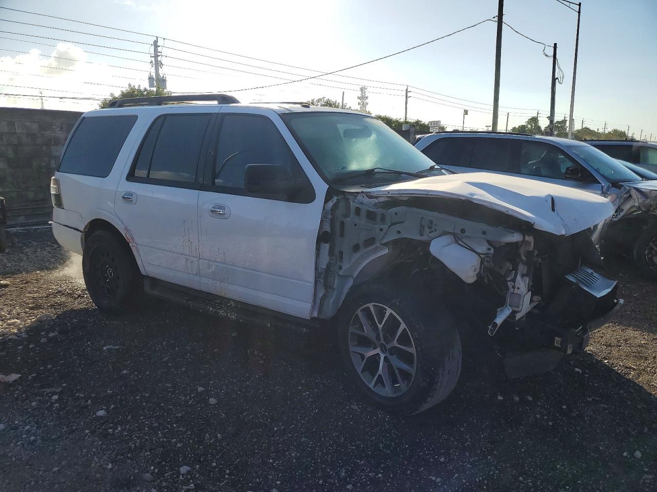 2015 Ford Expedition VIN 1FMJU1HT1FEF18896 photo 4