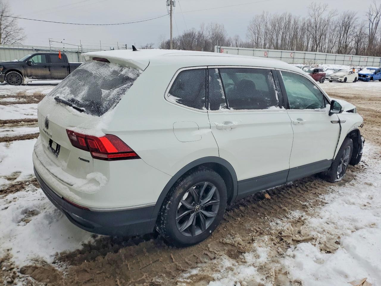 2024 Volkswagen Tiguan VIN 3VV2B7AX7RM005103 photo 3