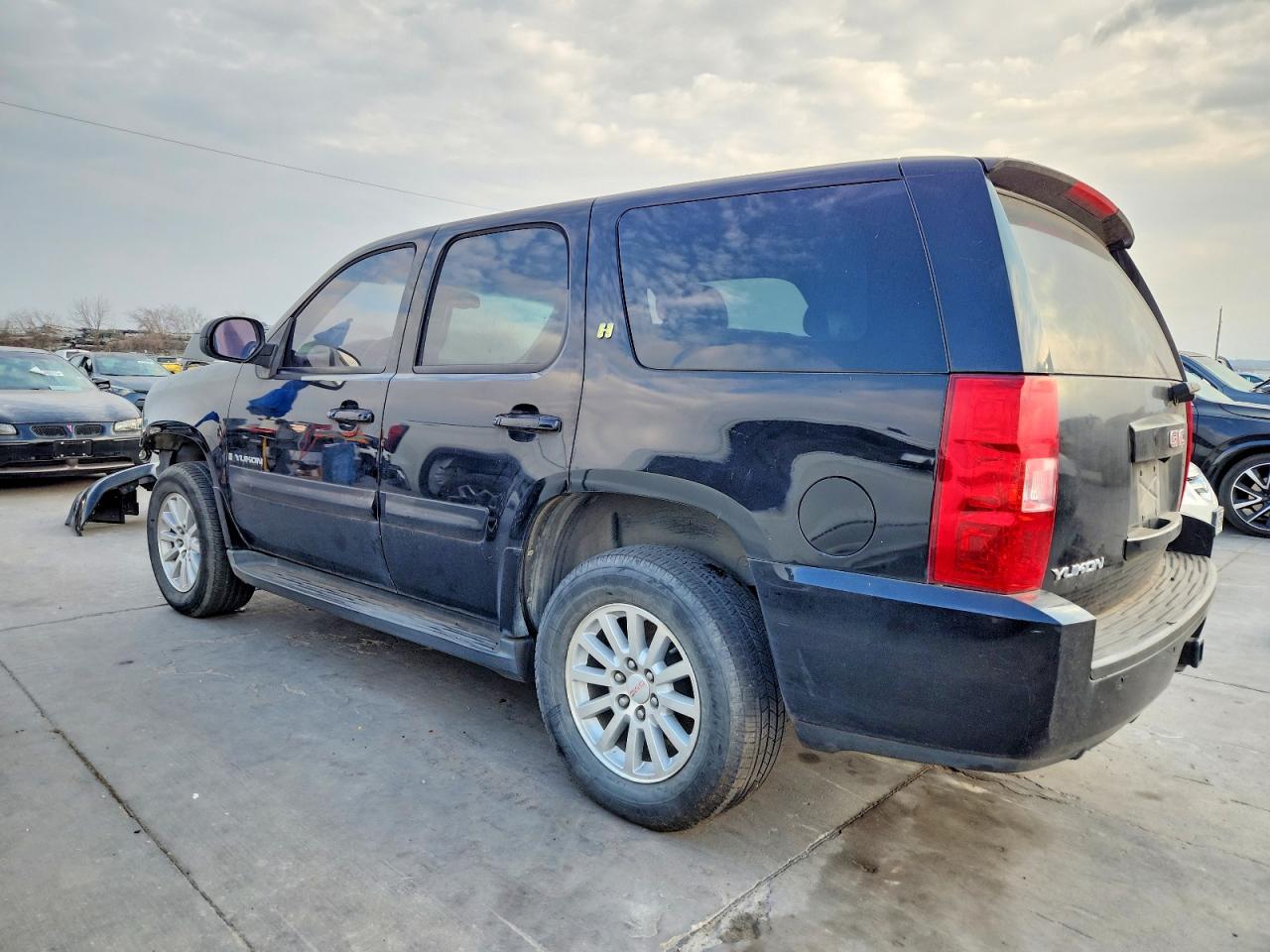 2008 GMC Yukon VIN 1GKFC13548R250030 photo 2