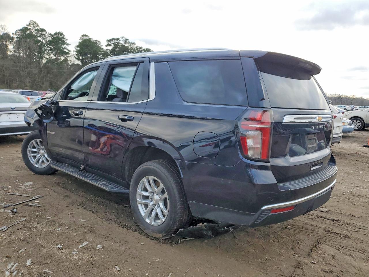 2022 Chevrolet Tahoe VIN 1GNSCMKD1NR121007 photo 2