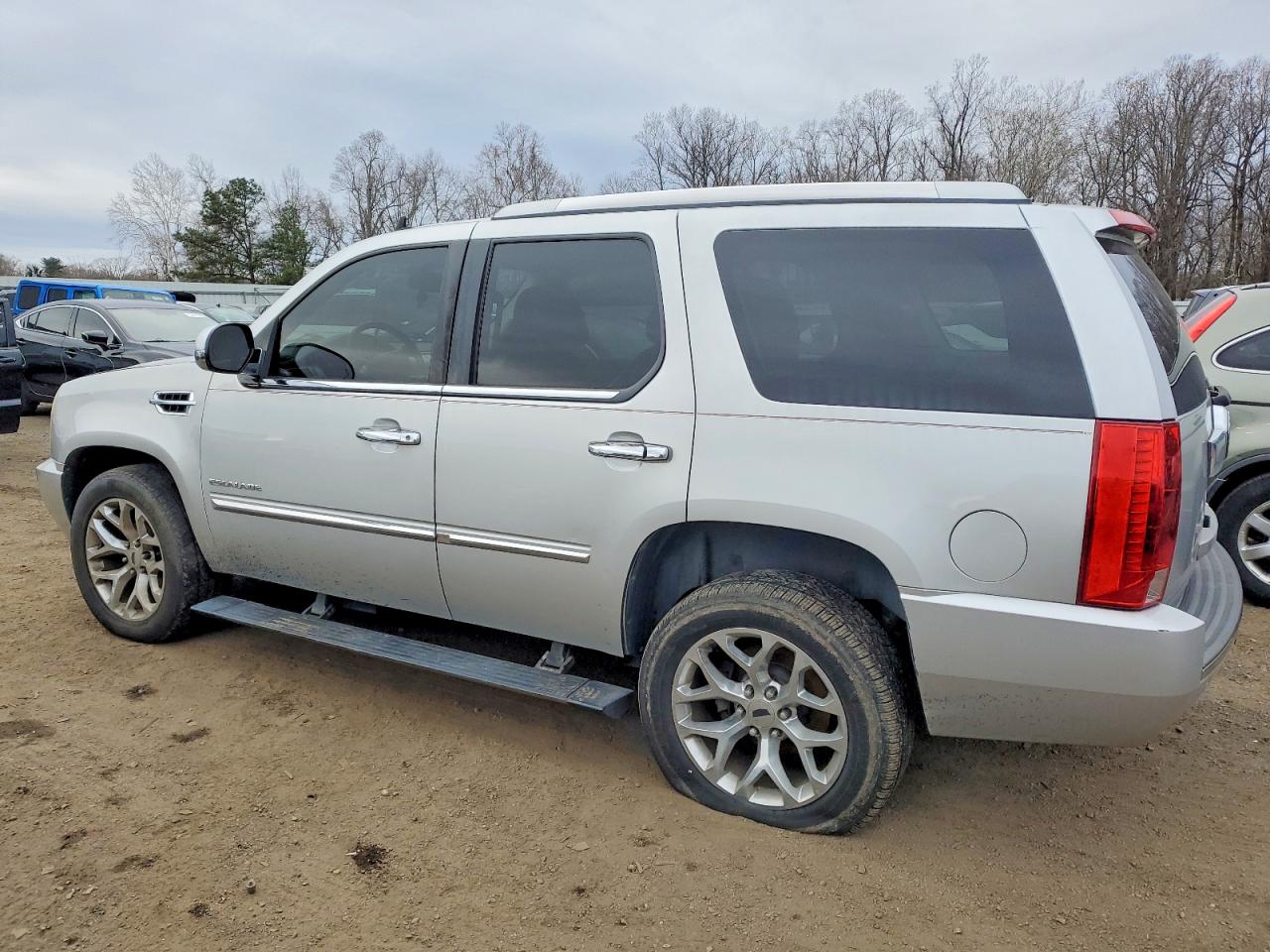 2011 Cadillac Escalade VIN 1GYS3CEF4BR164407 photo 2