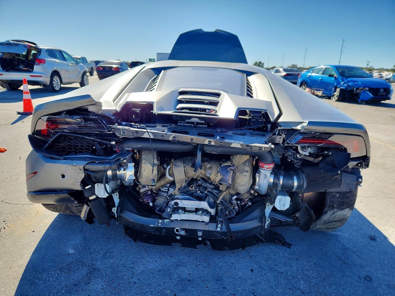 2018 Lamborghini All models VIN ZHWUD4ZFXJLA08220 photo 6