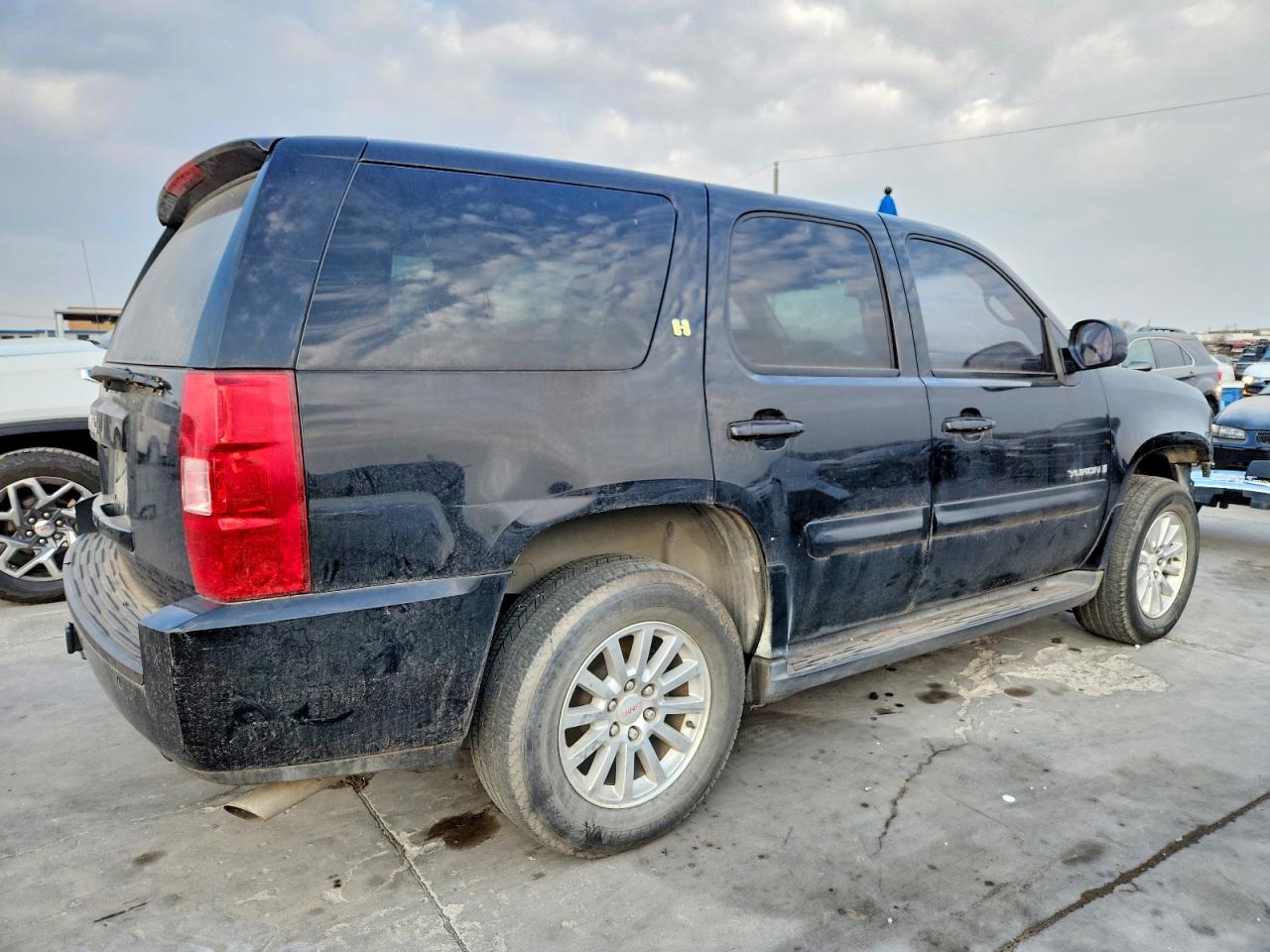 2008 GMC Yukon VIN 1GKFC13548R250030 photo 3