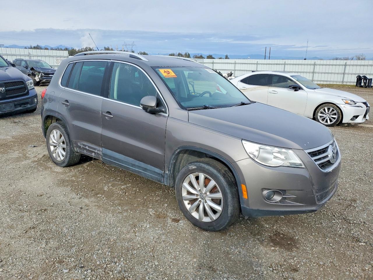 2011 Volkswagen Tiguan VIN WVGBV7AX1BW552908 photo 4