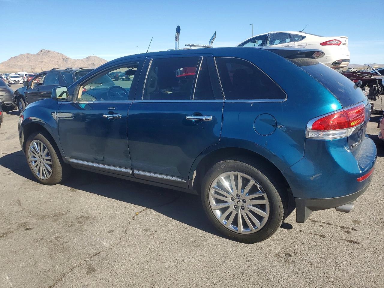 2011 Lincoln Mkx VIN 2LMDJ6JK5BBJ10612 photo 2