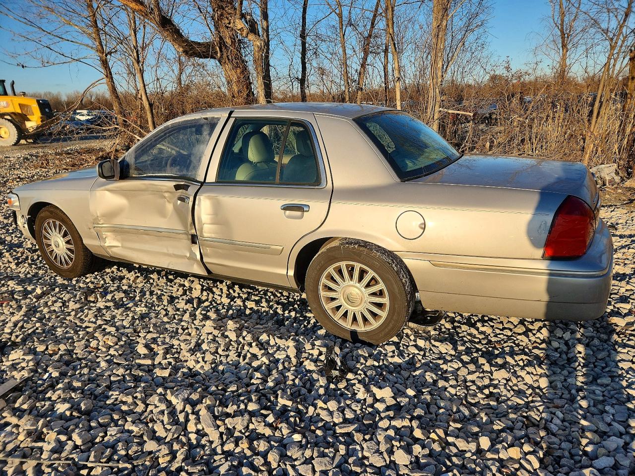 2008 Mercury Grmarquis VIN 2MEFM75VX8X651739 photo 2