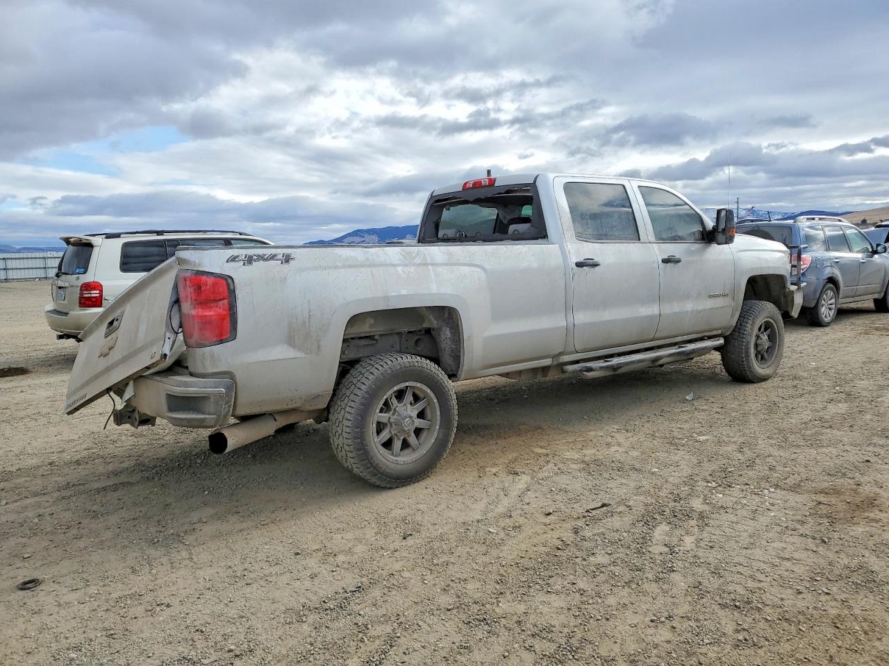 2018 Chevrolet All models VIN 1GC1KUEY1JF247403 photo 3