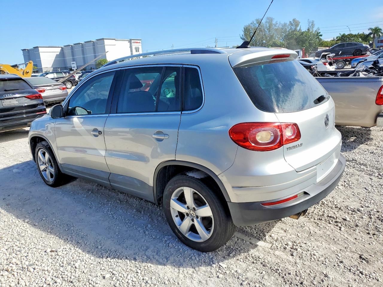 2010 Volkswagen Tiguan VIN WVGBV7AX9AW521775 photo 2