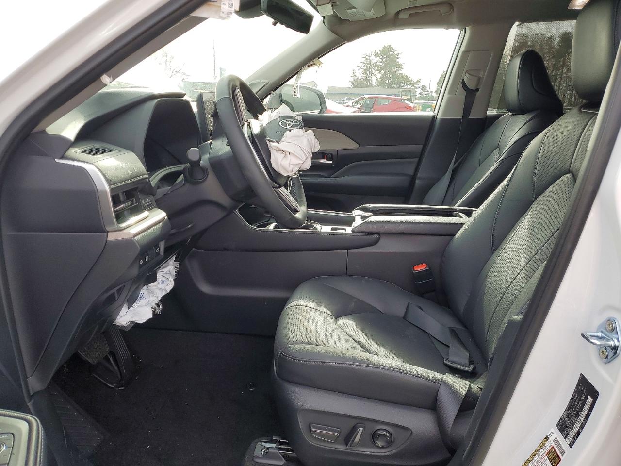 2025 Toyota Grand Highlander VIN 5TDAAAB53SS082189 photo 7
