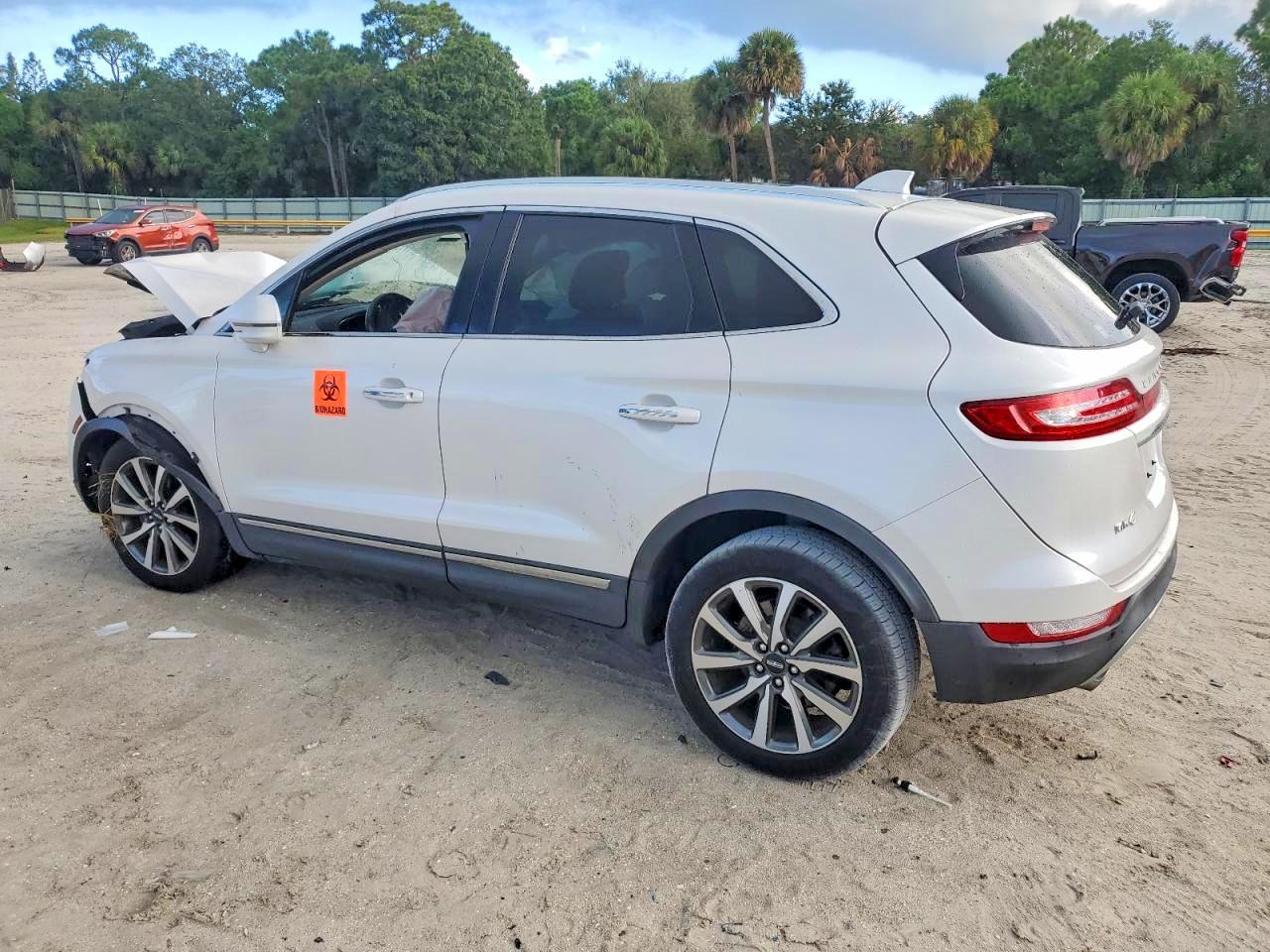 2019 Lincoln Mkc VIN 5LMCJ3C9XKUL02034 photo 2