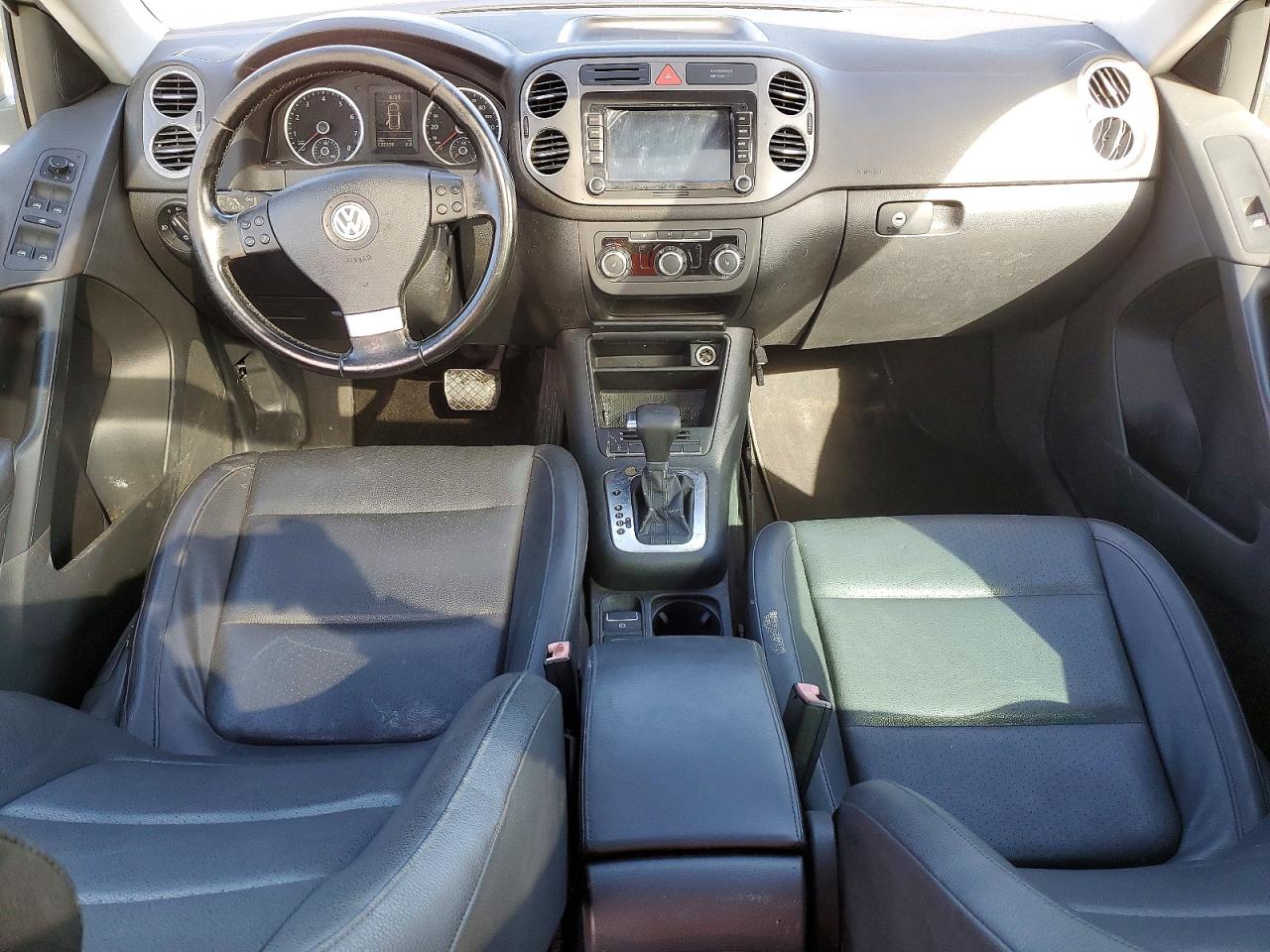 2010 Volkswagen Tiguan VIN WVGBV7AX9AW521775 photo 8