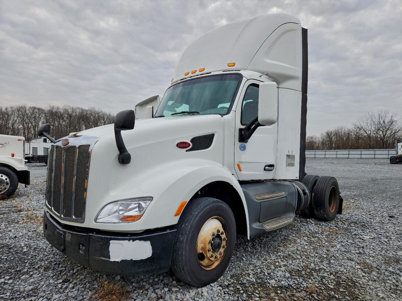 2017 PETERBILT All models VIN 1XPBA48X8HD428853 photo 2