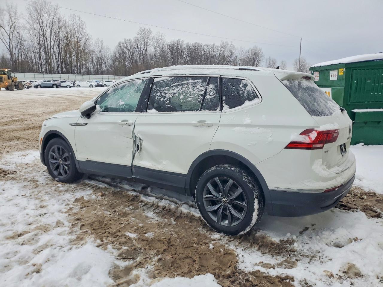2024 Volkswagen Tiguan VIN 3VV2B7AX7RM005103 photo 2