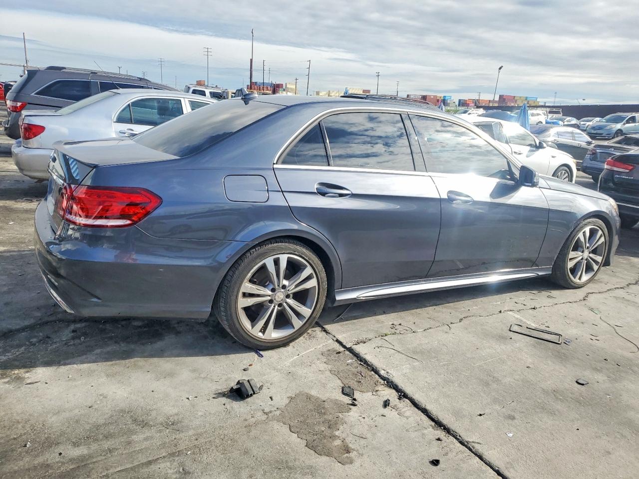 2015 Mercedes-Benz E-class VIN WDDHF5KB0FB091352 photo 3