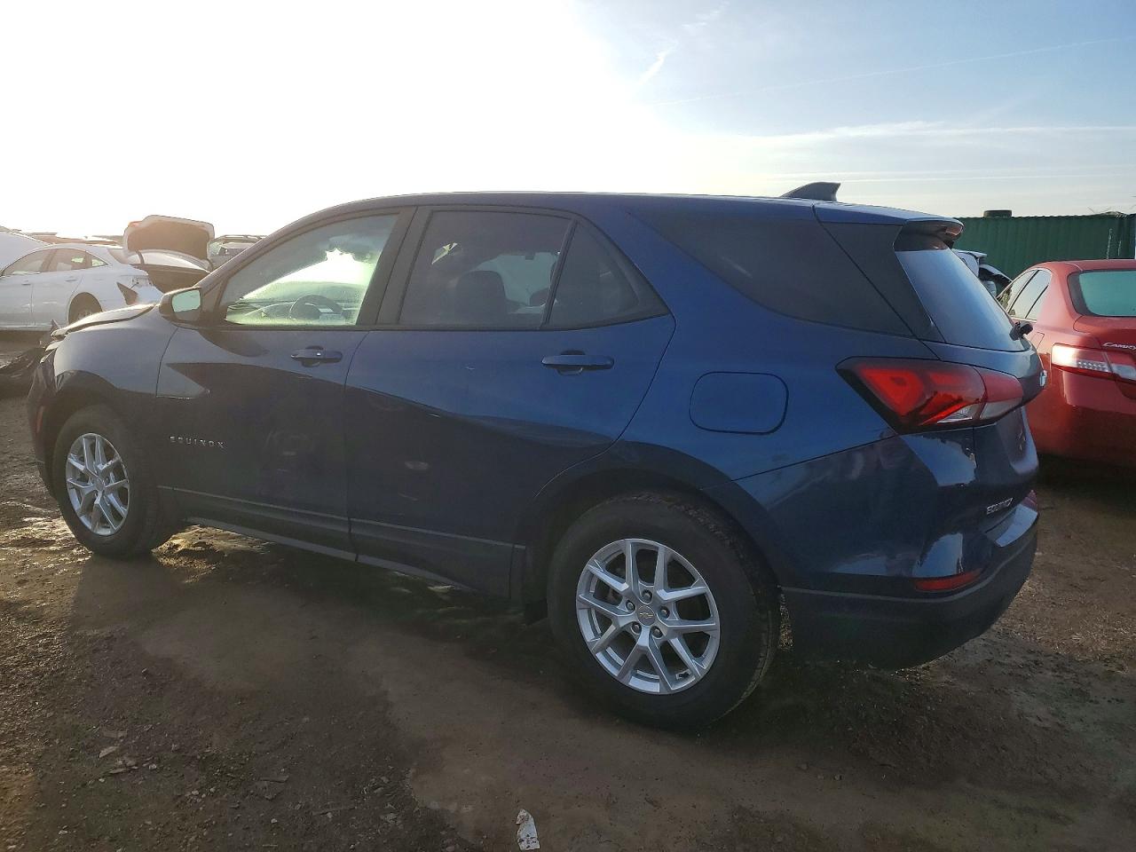 2022 Chev Equinox VIN 3GNAXHEV4NS113587 photo 2