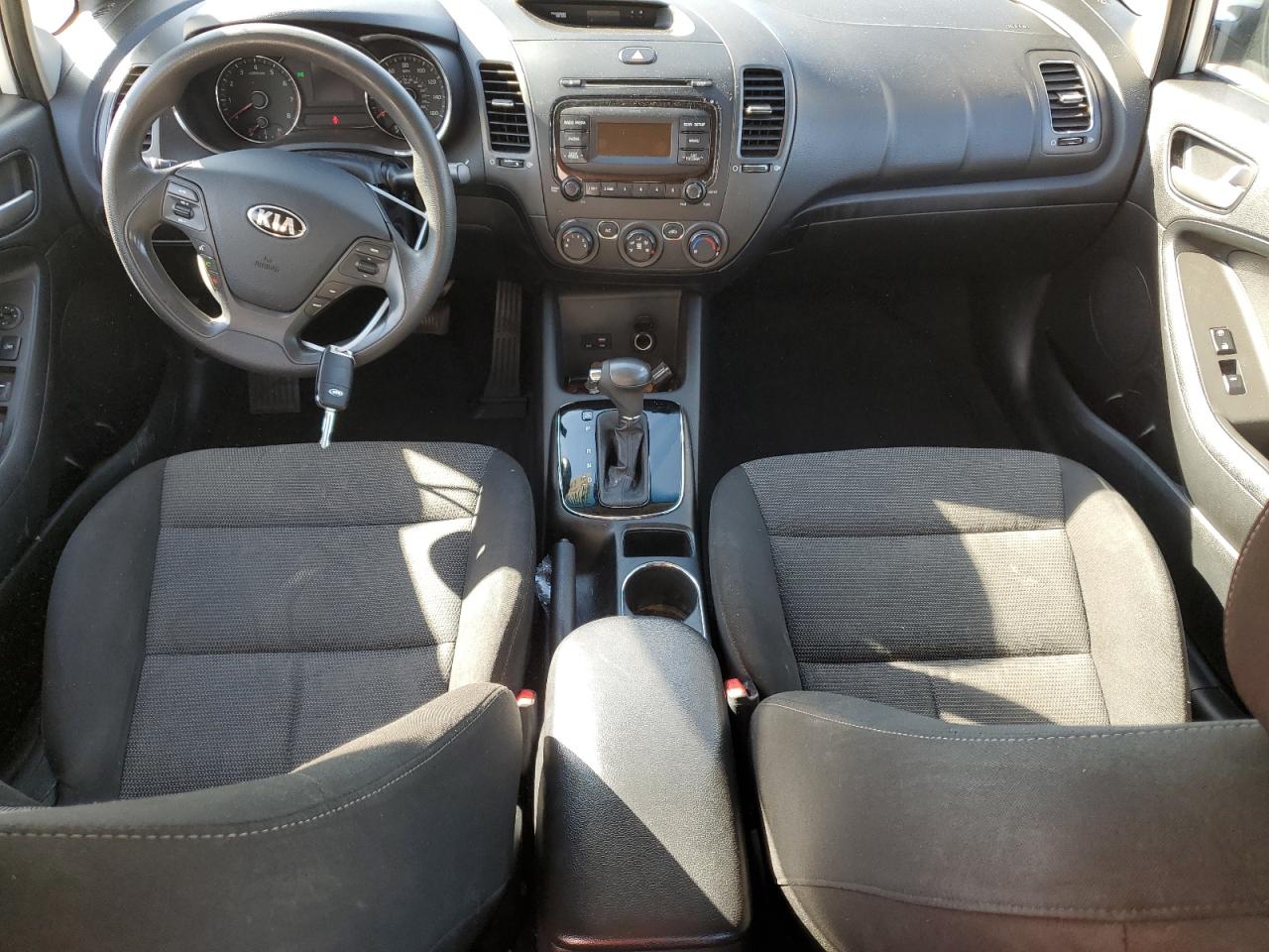 2017 KIA Forte VIN 3KPFK4A748E073852 photo 8