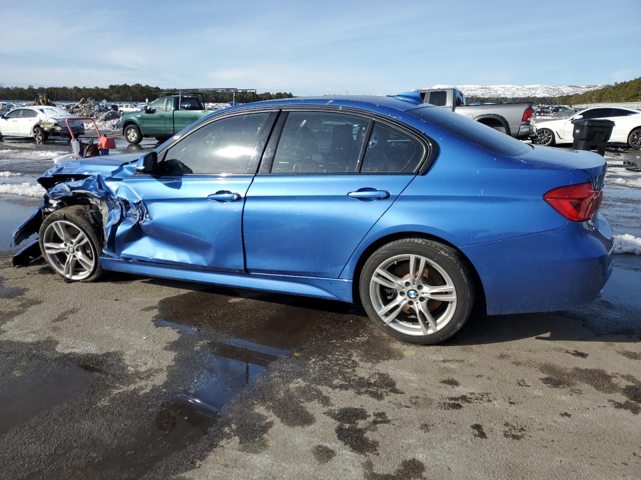 2016 BMW 3 series VIN WBA8B7G51GNT14046 photo 2