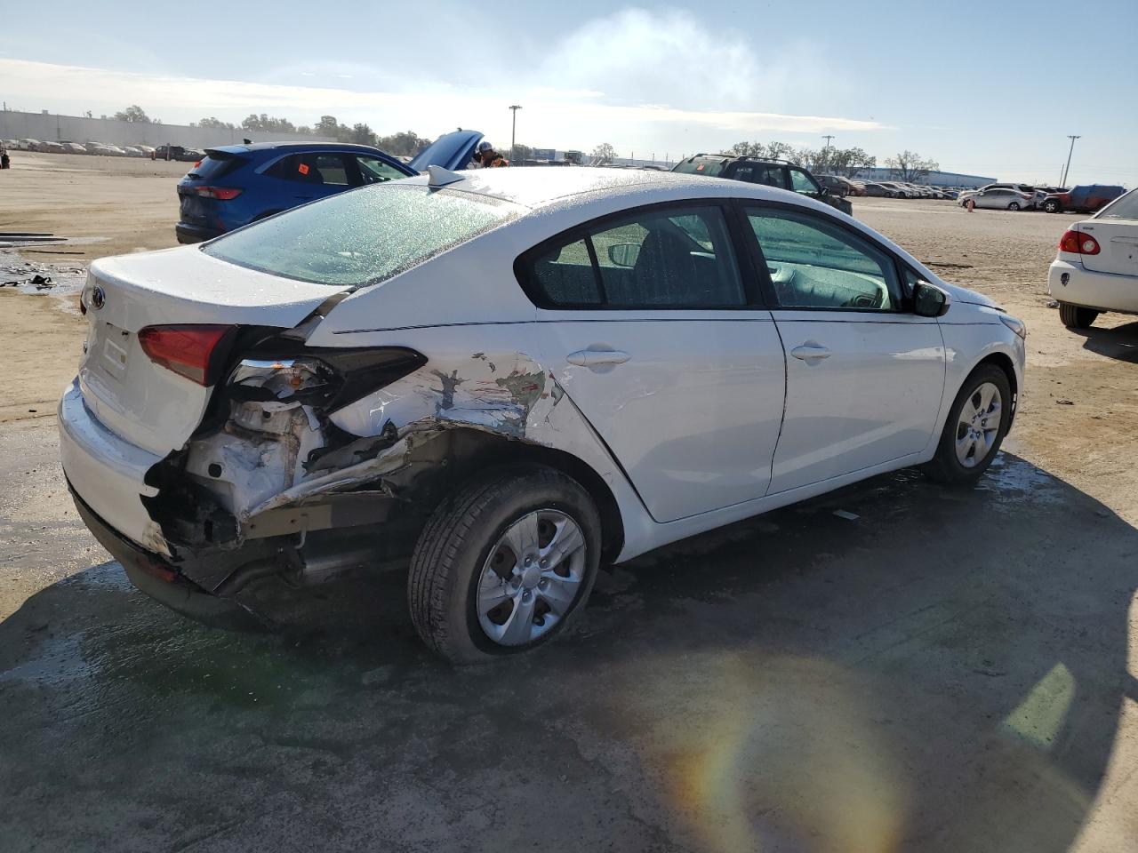 2017 KIA Forte VIN 3KPFK4A748E073852 photo 3