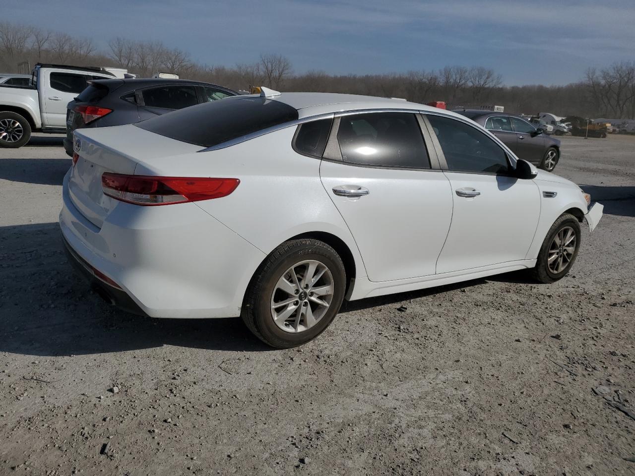 2018 KIA Optima VIN 5XXGT4L30JG208169 photo 3