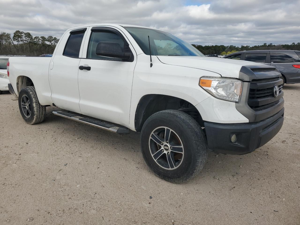 2017 TOYOTA Tundra VIN 5TFRM5F19HX117992 photo 4