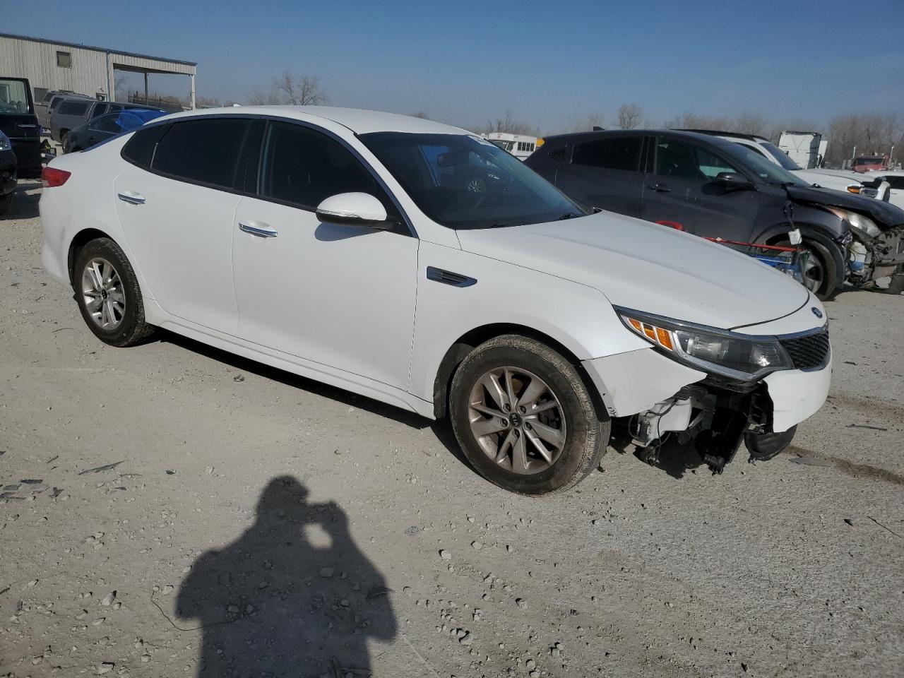 2018 KIA Optima VIN 5XXGT4L30JG208169 photo 4