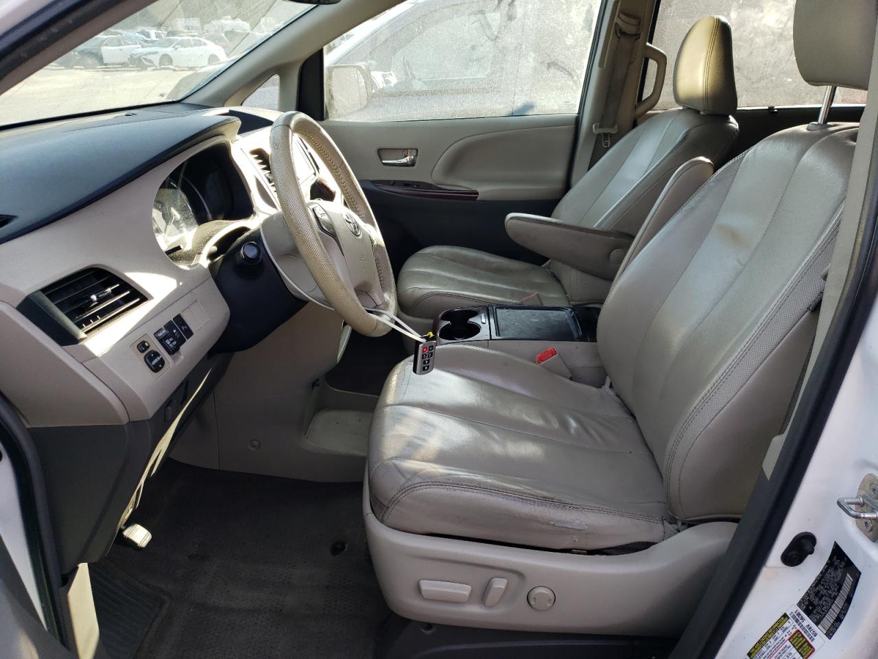 2013 TOYOTA Sienna xle VIN 5TDYK3DC5DS368115 photo 7