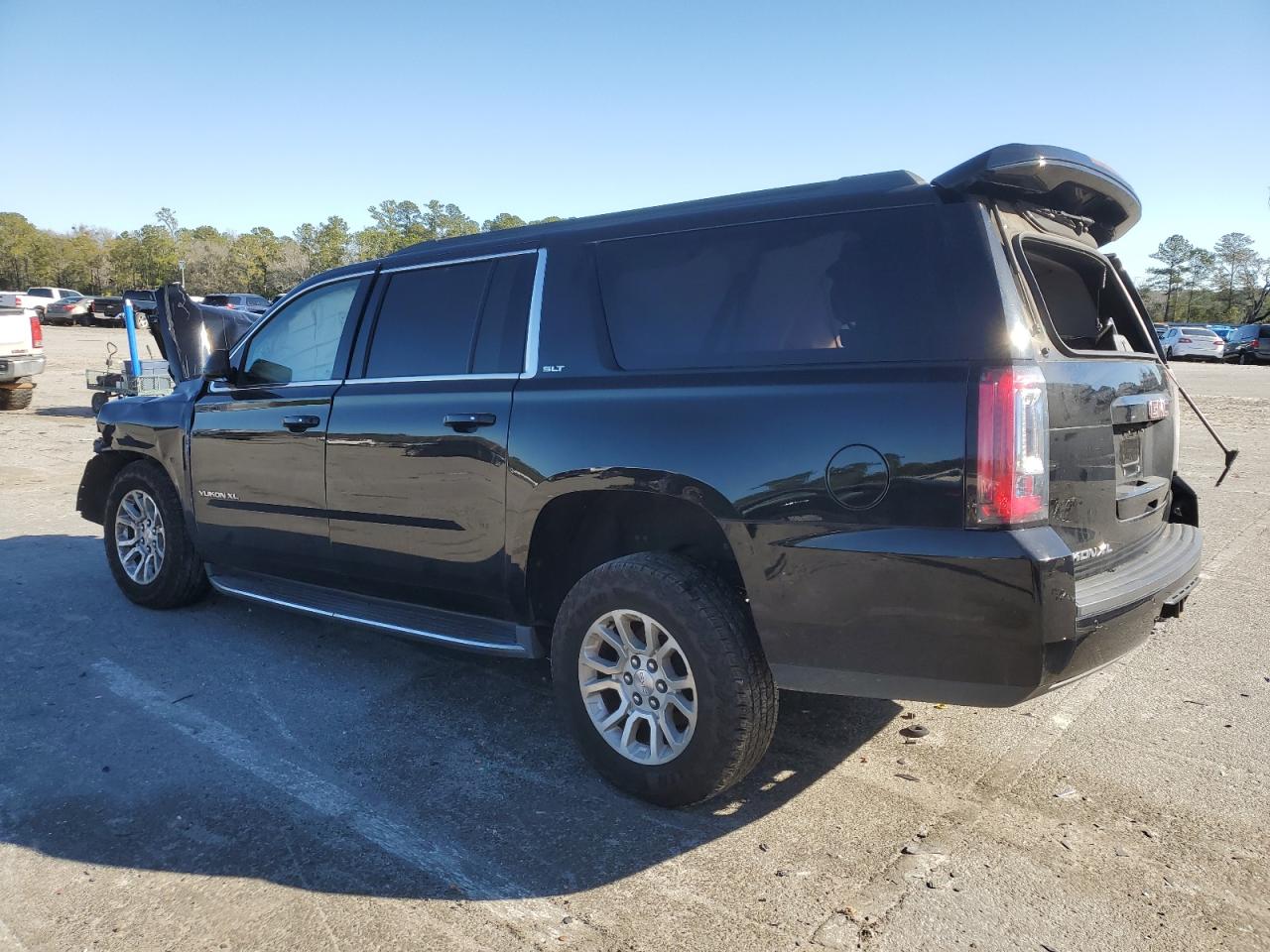 2018 GMC Yukon VIN 1GKS1GKC6JR333696 photo 2