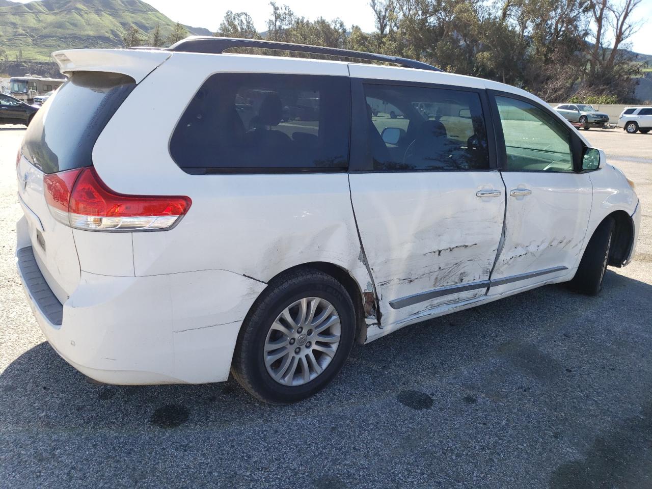 2013 TOYOTA Sienna xle VIN 5TDYK3DC5DS368115 photo 3
