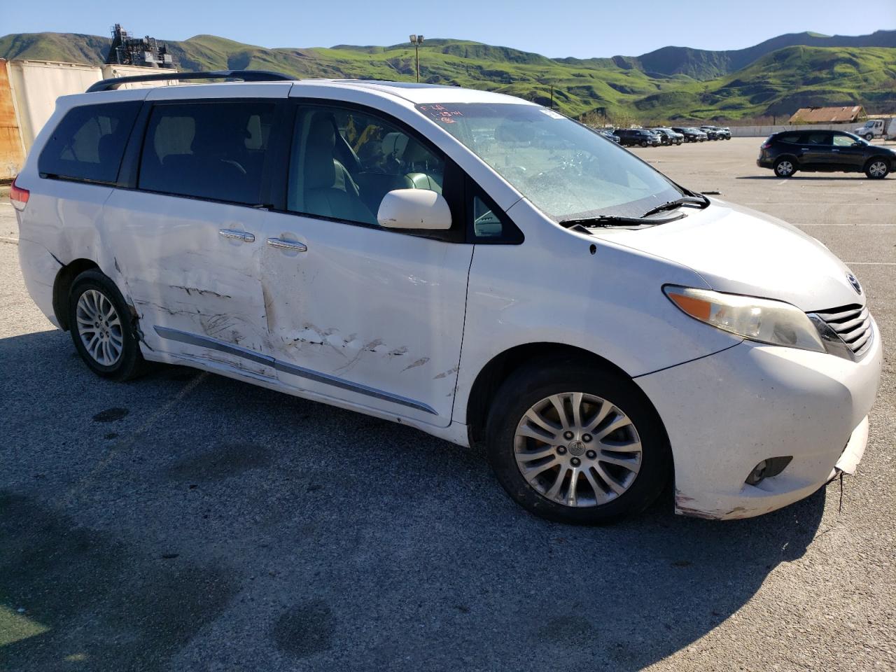 2013 TOYOTA Sienna xle VIN 5TDYK3DC5DS368115 photo 4