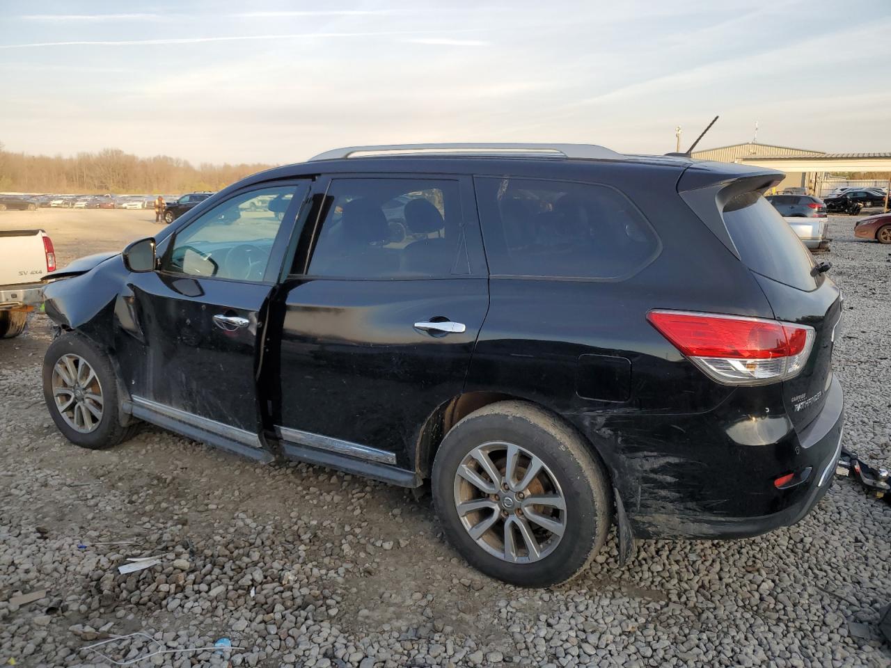 2013 NISSAN Pathfinder VIN 5N1AR2MN7DC608254 photo 2